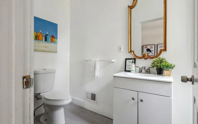 Comfortable 6-bedroom Retreat Minutes to Downtown