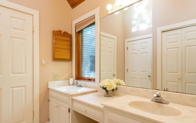 Luxury Wintergreen Near Golf Course Pool Access