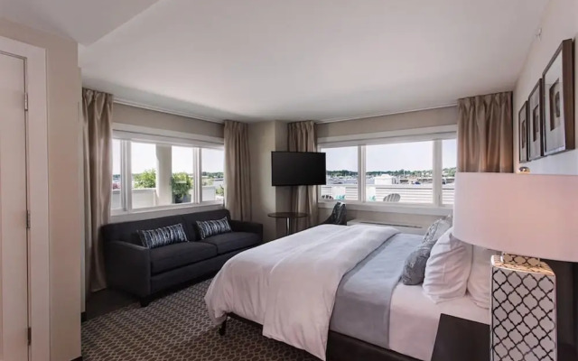 Fathoms Hotel & Marina