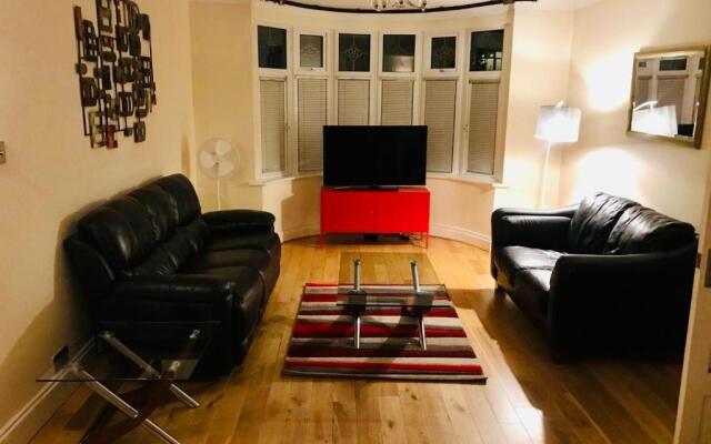 3-bed Semi-detached House, Wifi, Parking, Outdoor Space