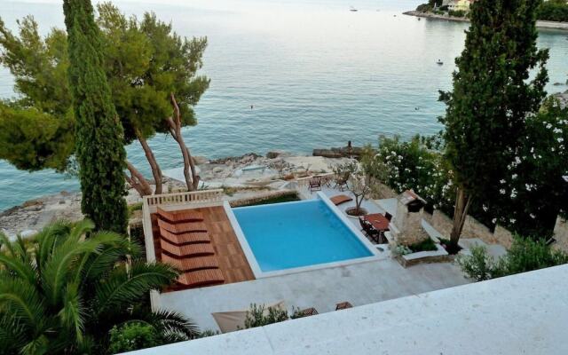 Sea Front - With Pool - H