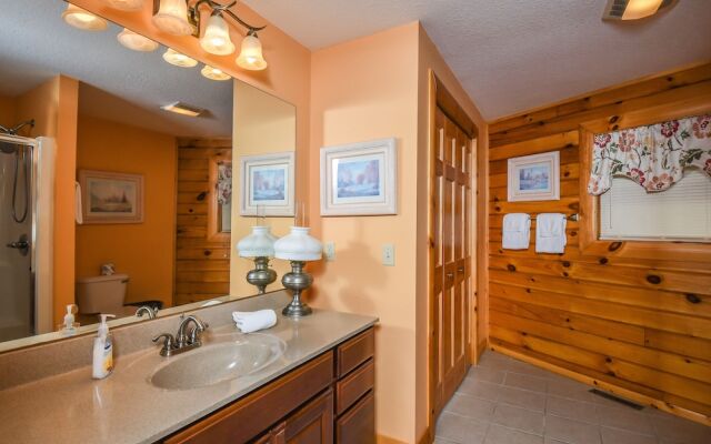 Cozy Cabin 4 Bedroom House