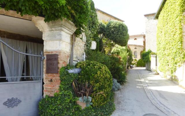 Nice Holiday Home With Private Terrace, Arpaillargues-et-aureillac