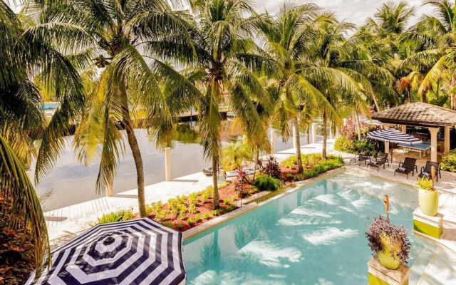 Florence by AvantStay | Estate w/ Dock & Pool | Sleeps 16