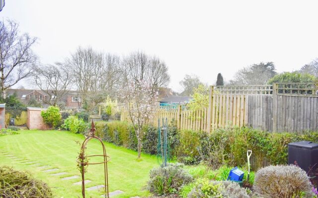 Three Bedroom Home With Garden in Brighton