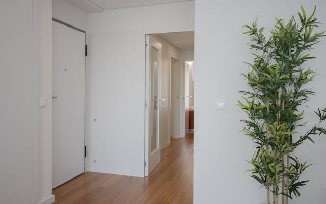 Liiiving - Luxury River View Apartment V