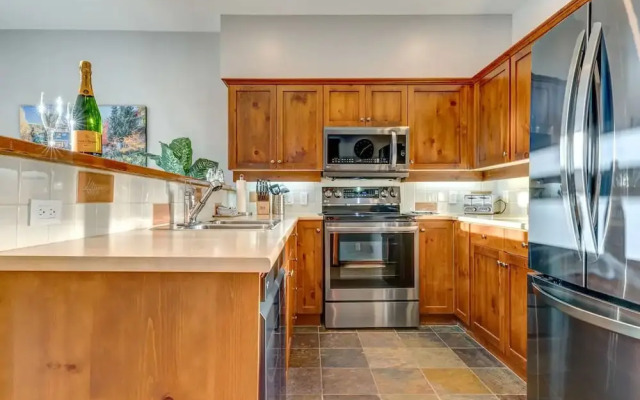 Creekside 2 Bedroom With Incredible Mountain Views