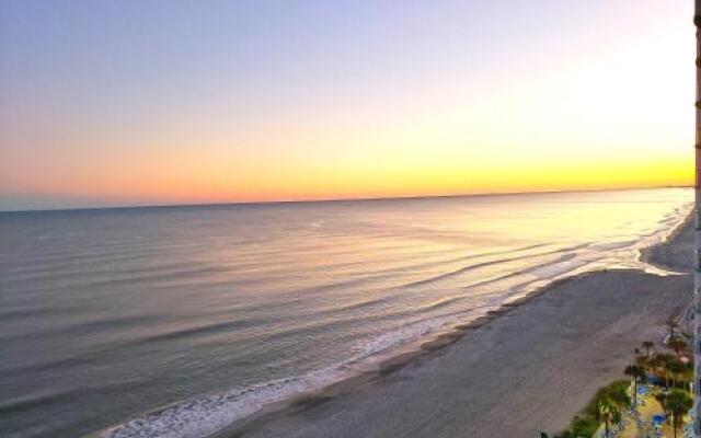 Luxurious Ocean Front 4th Floor Suite with Jet Tub