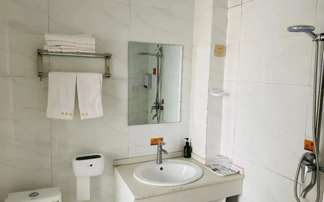 Huayi Hotel (Puyang East High-Speed Railway Station)