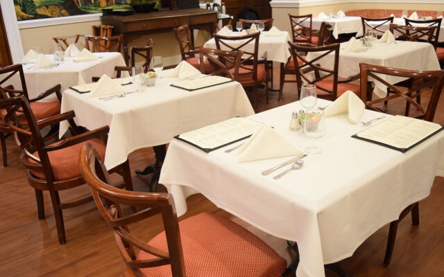 The Drake Oak Brook, Autograph Collection