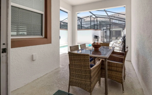 Stylish 4BR Pool Townhome Storey Lake