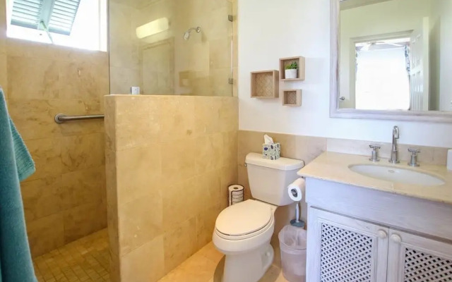 Ocean views apt with shared rooftop pool: Beacon Hill Surf by BSL Rentals