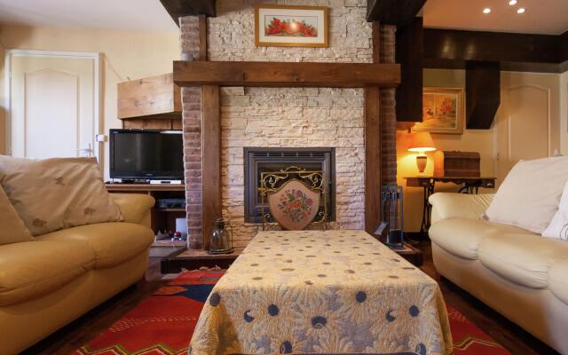 Elegant Holiday Home in Coubjours with heated pool and sauna