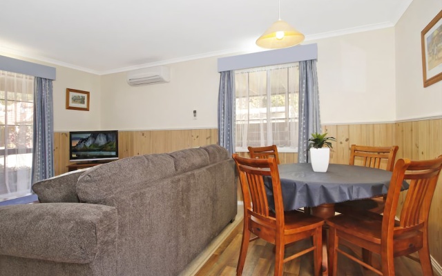 Cedar Cottage - Tudor Village – Guest Rooms – Bright