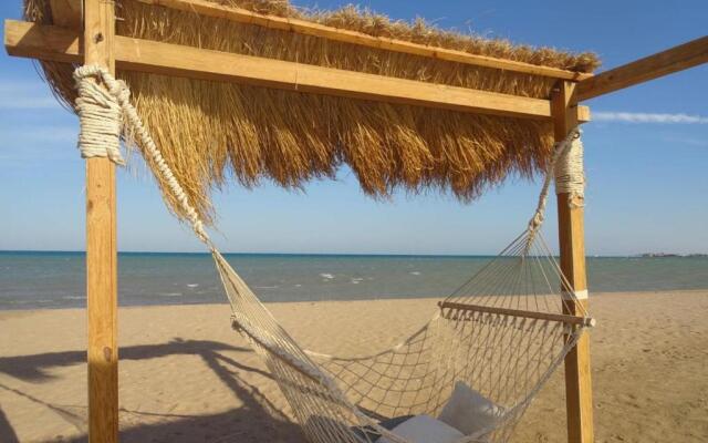 Gouna mangrovy 1 BR shared pool beach back view
