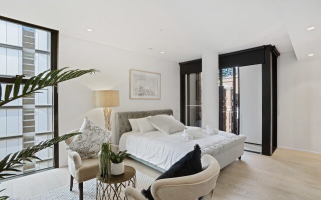 Luxury Home Hidden in the Urban Oasis