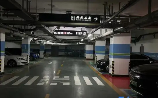 Tongxiang Jinyue Maison New Century Hotel