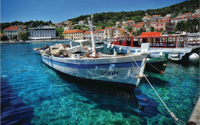 Three-Bedroom Apartment with a Fireplace in Stari Grad