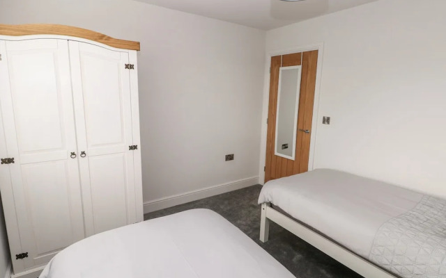 Lunaroxx, 6 Meadow Gardens, Kilgetty