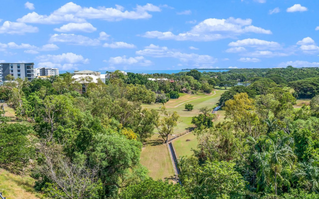 Huge CBD Top Floor Apartment with Breath Taking Views!