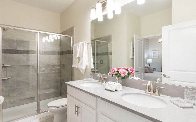 1509 MC - Exquisite 8BR Villa With Pool & Games