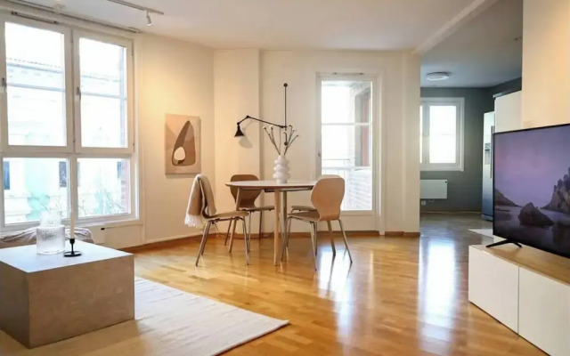 Spacious Apartment Right in the City Centre