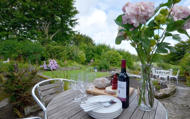 Spacious Holiday Home in Ilkerton With Garden