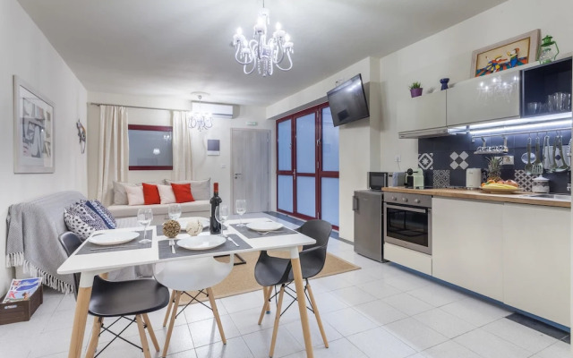 A Gift in the Heart of Monastiraki B
