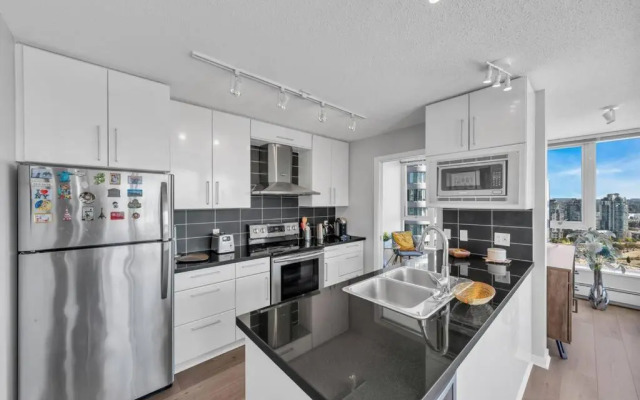 Spacious DT 2-BDR High-rise with view, pool, gym