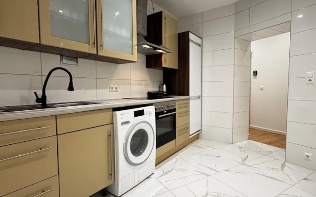 Lovely 4BR Apt Near Kaufpark Alterlaa