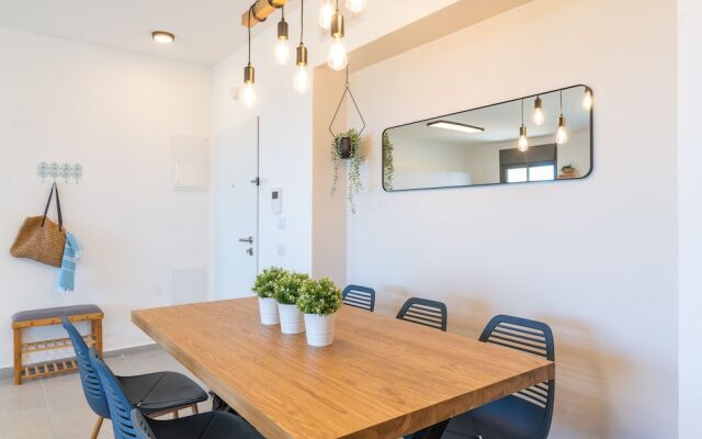 Stylish Seaside Escape with Balcony by Sea N' Rent