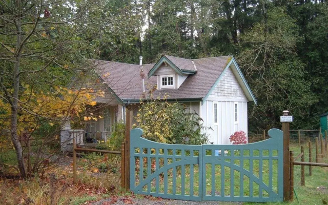 Wisteria Honeymoon Cottage - Suite of Angels