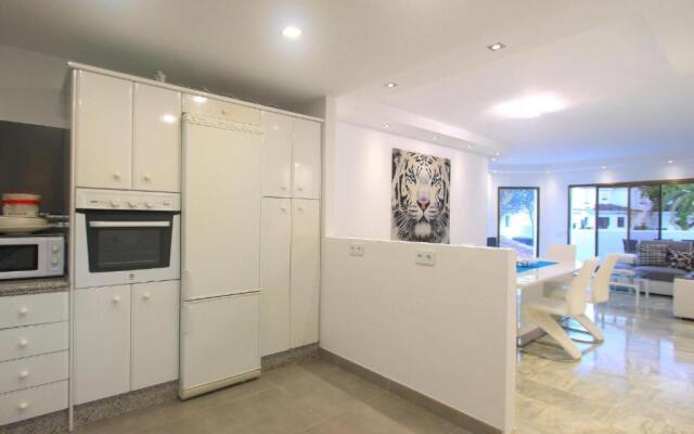 1093 modern beach apartment , huge terrace , bbq
