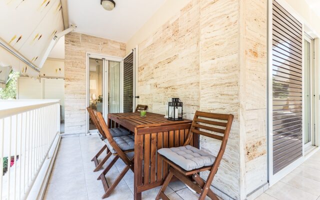 Elegant apartment w great balcony in Vouliagmeni