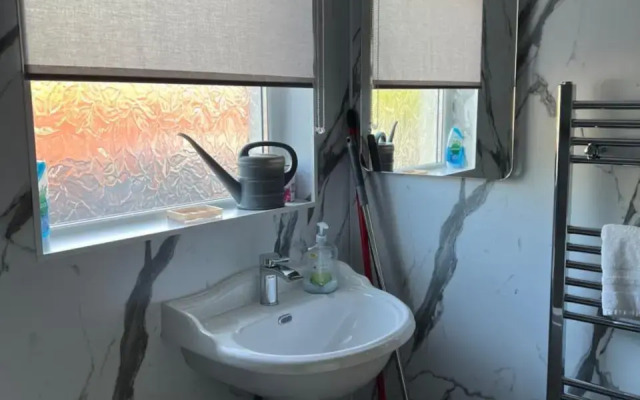 4 bed bungalow near Airport
