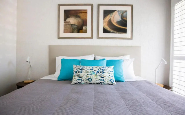 2 Bedroom Renovated Townhouse, Walk to Noosa River