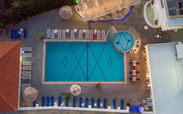 Tinas Plus Hotel