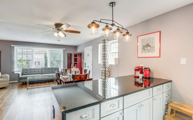 Pet-friendly Arlington Townhome w/ Furnished Patio