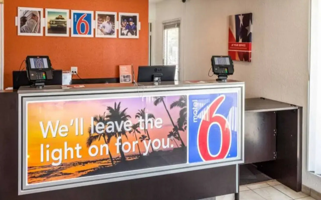 Motel 6 Bakersfield, CA - Convention Center