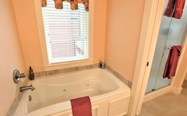 Beautiful Central Fayetteville Townhome w/ Views!