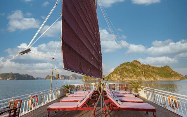 Heritage Line Violet Cruise-Ha Long Bay and Lan Ha