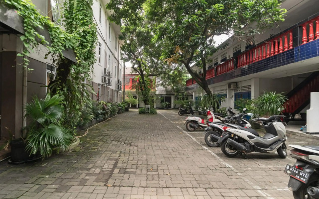 RedDoorz Plus near UPN Veteran Jakarta