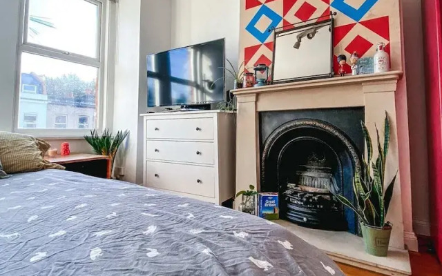 2 Bedroom Flat w Office in Tooting Broadway