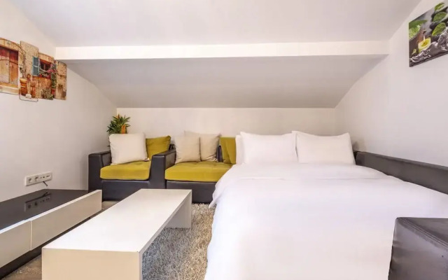 Amazing Residence Flat Near Trump Mall