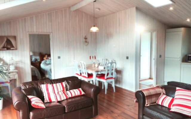 Holiday Lettings Beech Lodge - Stunning 6-bed King