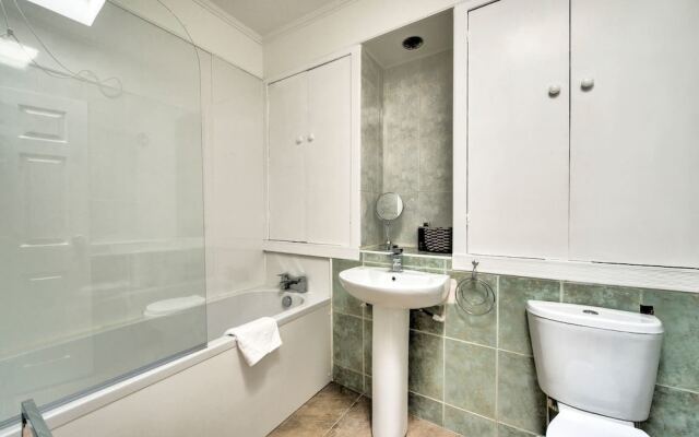 Modern 2BR Home on the Royal Mile!