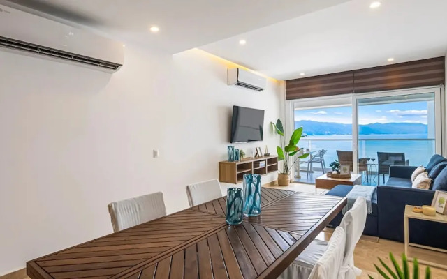 Stylish Beachfront 2BR - Balcony & Pools