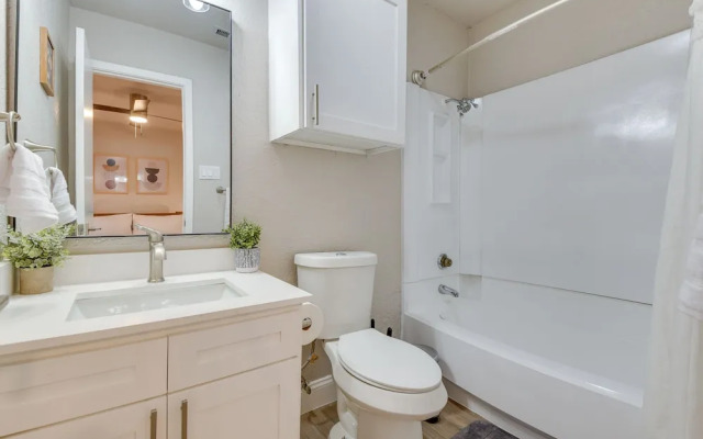 6 Mi to At&t Stadium: Grand Prairie Apt w/ Balcony