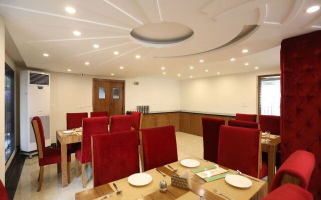 OYO 10380 Hotel The Green Majestic