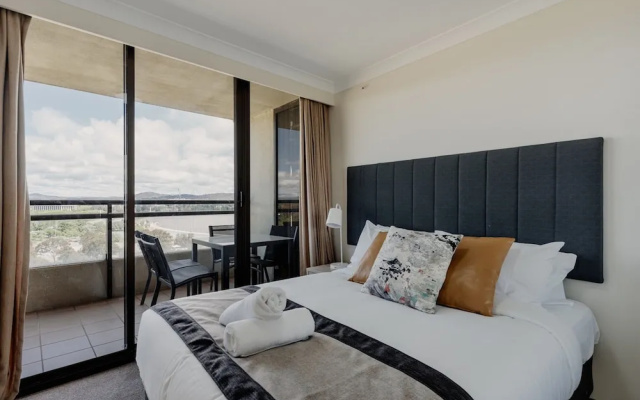 2-bed With Gym, Tennis Court & Stunning Lake Views – Guest Rooms – Canberra